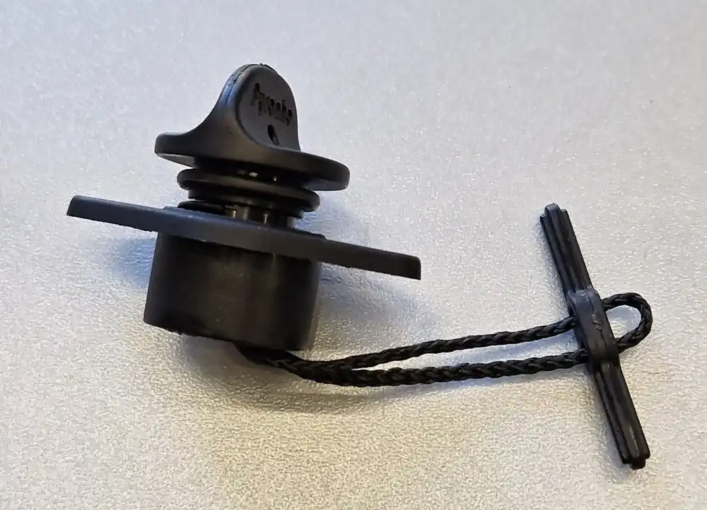 Rychlé Dodání Výpustný ventil Pyranha drain bung Black s obrubou